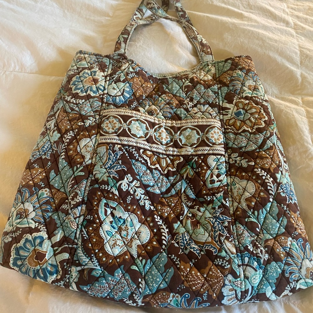 Vera Bradley bag Big deep pockets zipper on inside w/ 3 more pockets inside